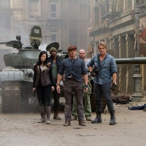 I mercenari 2: Sylvester Stallone, Yu Nan, Dolph Lundgren, Randy Couture e Terry Crews in una scena