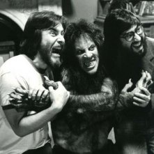 John Landis con Rick Baker e David Naughton sul set di Un lupo mannaro americano a Londra