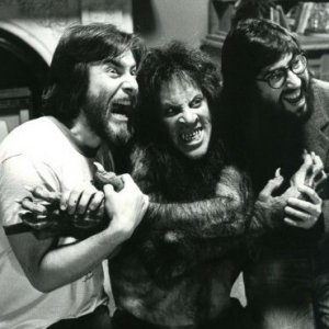John Landis con Rick Baker e David Naughton sul set di Un lupo mannaro americano a Londra