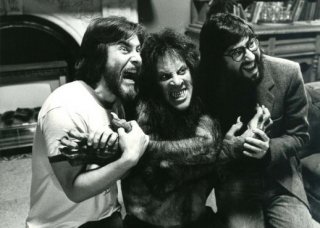 John Landis con Rick Baker e David Naughton sul set di Un lupo mannaro americano a Londra