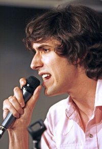Una foto di Max Landis mentre parla in pubblico