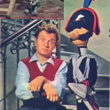 Alighiero Noschese posa con uno dei suoi pupazzi