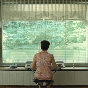 Paradise: Faith, Maria Hofstätter di spalle in una scena del film