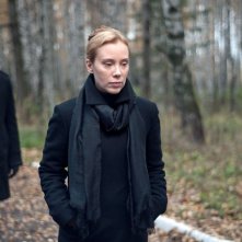 Betrayal: Franziska Petri e Dejan Lilic passeggiano nel bosco in una scena