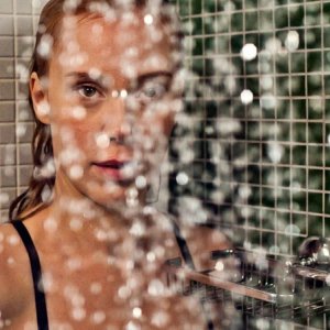 Betrayal: Franziska Petri sotto la doccia in una scena