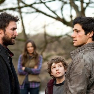 Falling Skies: Noah Wyle, Drew Roy, Maxim Knight e Moon Bloodgood nell'episodio La marcia della morte