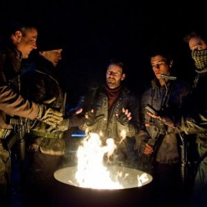 Falling Skies: una scena di gruppo dell'episodio Molon Labe