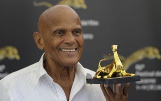 Harry Belafonte stringe in mano il Pardo d'oro alla carriera