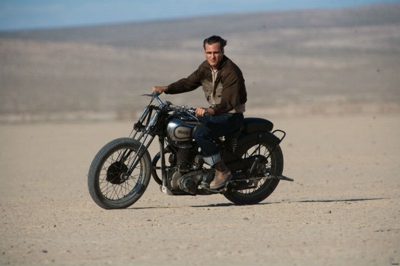 The Master Joaquin Phoenix In Motocicletta In Una Scena Del Film 248002
