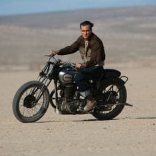 The Master: Joaquin Phoenix in motocicletta in una scena del film
