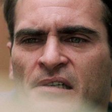 The Master: Joaquin Phoenix in un sofferente primo piano tratto dal film di Paul Thomas Anderson