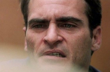 The Master: Joaquin Phoenix in un sofferente primo piano tratto dal film di Paul Thomas Anderson