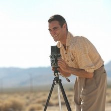 The Master: Joaquin Phoenix sorride mentre scatta una foto in un momento del film