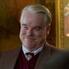 The Master: Philip Seymour Hoffman sorride beffardo in una scena del film