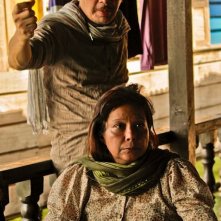 Thy Womb: il regista Brillante Mendoza con la protagonista Nora Aunor sul set del film