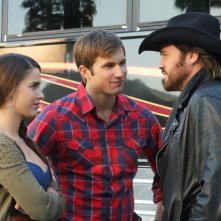 90210: Justin Deeley, Jessica Lowndes e Billy Ray Cyrus in una scena dell'episodio 'Tis Pity
