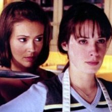 Alyssa Milano e Holly Marie Combs in un momento dell'episodio L'uomo nero della serie Streghe