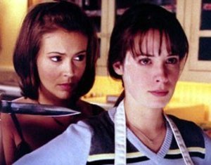 Alyssa Milano e Holly Marie Combs in un momento dell'episodio L'uomo nero della serie Streghe