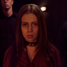 Alyssa Milano in un momento dell'episodio Viaggio nel futuro della serie Streghe