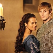 Angel Coulby E Bradley James In Una Immagine Promozionale Della Quinta Stagione Di Merlin 248078
