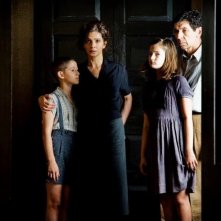 Appartamento ad Atene: Gerasimos Skiadaresis e Laura Morante nei panni di Zoe e Nikolas Helianos in una scena del film