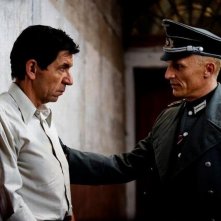 Appartamento ad Atene: Gerasimos Skiadaresis insieme a Richard Sammel in una scena del film