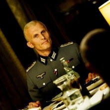 Appartamento ad Atene: l'ufficiale tedesco Richard Sammel a tavola in casa degli Helianos