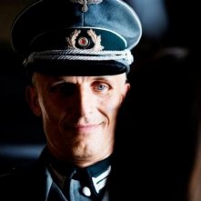 Appartamento ad Atene: Richard Sammel accenna un sorriso in un momento del film