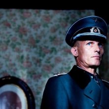 Appartamento ad Atene: Richard Sammel in una scena del film nei panni del dispotico Capitano Kalter