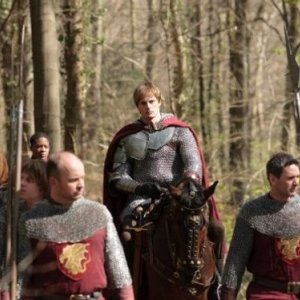 Bradley James in una immagine  della quinta stagione di Merlin