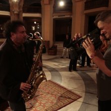Enzo Avitabile Music Life: il regista Jonathan Demme con Enzo Avitabile sul set del film