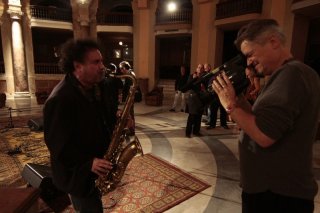 Enzo Avitabile Music Life: il regista Jonathan Demme con Enzo Avitabile sul set del film