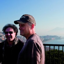 Enzo Avitabile Music Life: il regista Jonathan Demme insieme a Enzo Avitabile sullo sfondo del golfo di Napoli