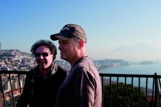 Enzo Avitabile Music Life: il regista Jonathan Demme insieme a Enzo Avitabile sullo sfondo del golfo di Napoli