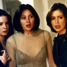 Holly Marie Combs, Alyssa Milano, Shannen Doherty nell'episodio Il furto del diadema della serie Streghe
