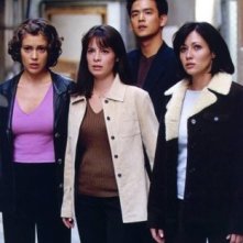 Holly Marie Combs, Alyssa Milano, Shannen Doherty nell'episodio Un amore ultraterreno della serie Streghe