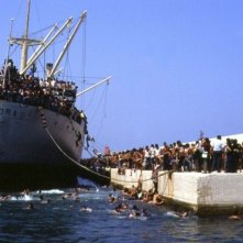 La nave dolce: lo sbarco della nave Vlora con ventimila immigrati albanesi a bordo in una scena del documentario