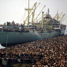 La nave dolce: lo sbarco di ventimila albanesi nel 1991 a Bari in un'impressionante immagine del documentario