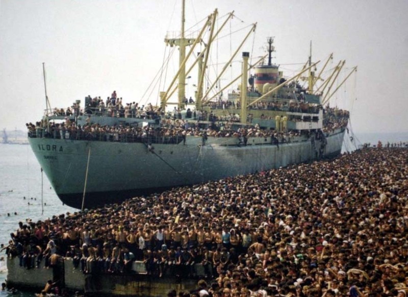La nave dolce: lo sbarco di ventimila albanesi nel 1991 a Bari in un'impressionante immagine del documentario