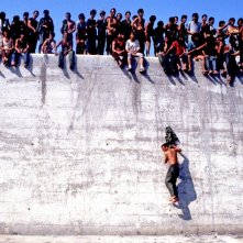 La nave dolce: un'immagine del documentario di Daniele Vicari sull'arrivo di ventimila immigrati albanesi nel porto di Bari nel 1991