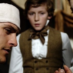 Lines of Wellington: Carloto Cotta con Victória Guerra e Francis Dawson in una scena