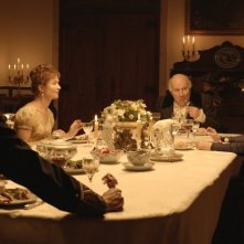 Lines of Wellington: Isabelle Huppert, Michel Piccoli e Catherine Deneuve in una scena conviviale del film