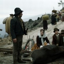 Lines of Wellington: Victória Guerra insieme ad alcuni campagnoli in una scena