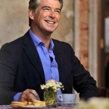 Love Is All You Need: Pierce Brosnan sorride nei panni di Philip in una scena del film