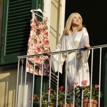 Love Is All You Need: Trine Dyrholm sul balcone ammira il panorama in una scena del film