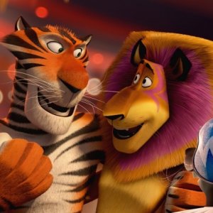 Madagascar 3: ricercati in Europa, Alex insieme a Vitaly e Stefano in una scena del film