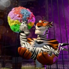 Madagascar 3: ricercati in Europa, la tigre russa Vitaly prende in braccio Marty in una scena del film
