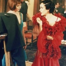 Shannen Doherty e Alyssa Milano in un momento dell'episodio Il fascino del male della serie Streghe