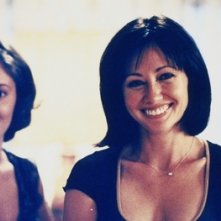 Shannen Doherty e Alyssa Milano nell'episodio L'anello magico della serie Streghe