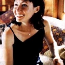 Shannen Doherty in una scena di Misteriose scomparse della serie TV Streghe